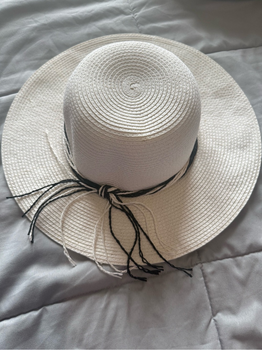 Lucky Brand White Straw Sun Hat with Black Braided Tie
